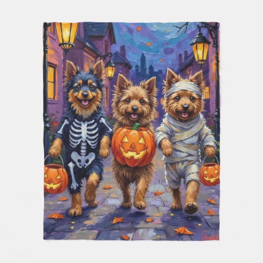 Keeshond Trick-or-Treating in Halloween-Kostümen Fleecedecke (Vorderseite)