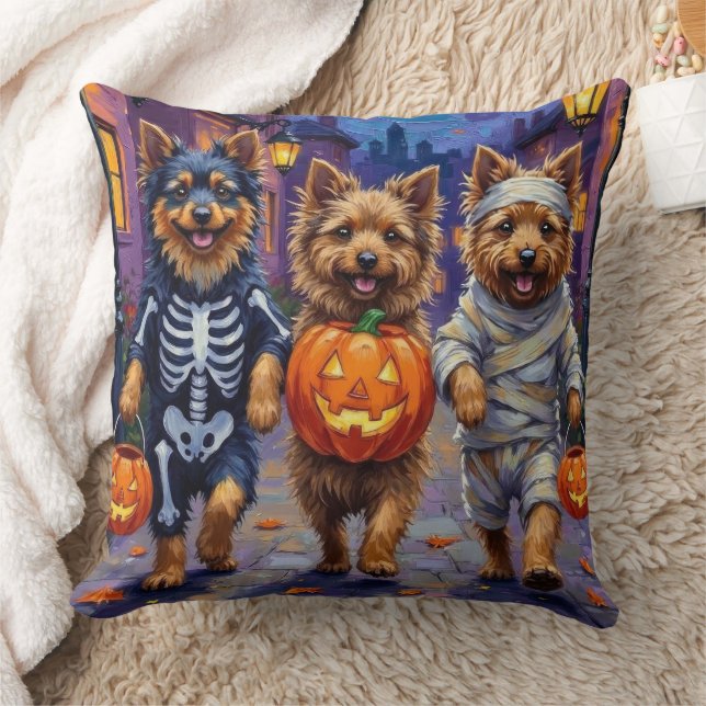 Keeshond Trick-or-Treating in Halloween-Kostümen Kissen (Decke)