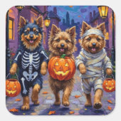 Keeshond Trick-or-Treating in Halloween-Kostümen Quadratischer Aufkleber (Vorderseite)