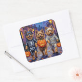 Keeshond Trick-or-Treating in Halloween-Kostümen Quadratischer Aufkleber (Umschlag)