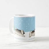 Keesies im Schnee | Keeshonden Winterurlaub Kaffeetasse (Vorderseite Links)