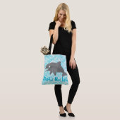 Keiki Watercolor Dolphin Wave und Karierte Reversi Tasche (Am Model)