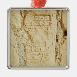 Keilförmiges Skript auf einer Palastwand Silbernes Ornament