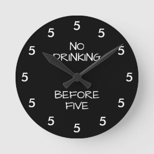 Kein Drink vor fünf lustigen Büros Neuheit Runde Wanduhr