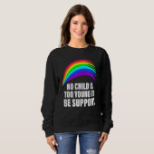 Kein Kind ist zu jung, um LGBT zu unterstützen, ko Sweatshirt (Vorne ganz)