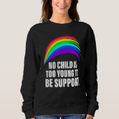 Kein Kind ist zu jung, um LGBT zu unterstützen, ko Sweatshirt (Vorderseite)