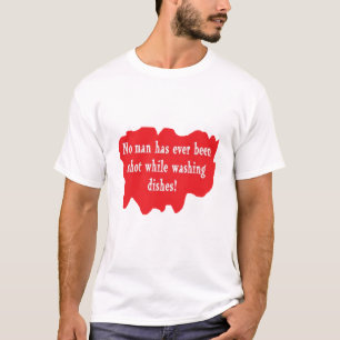 Kein Mann ist überhaupt beim Waschen des Geschirr T-Shirt