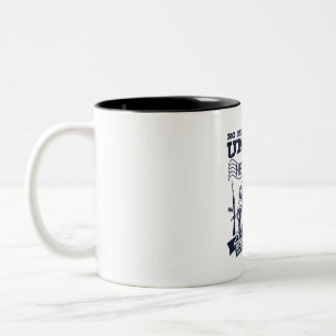 Kein Mensch ist ein Mann, bis er Soldat war Zweifarbige Tasse