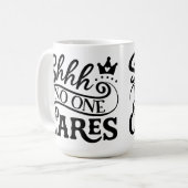 Kein Mensch kümmert sich um Typografie, inspiriere Kaffeetasse (Vorderseite Links)