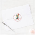 Kein Peeking Niedlich Peeking Katze Weihnachtsbaum Runder Aufkleber<br><div class="desc">Kein Pinkeln vor Weihnachts-Sticker. Feiern Sie die magische und festliche Urlaubssaison mit unserem maßgeschneiderten Feiertag auf dem Weihnachtsaufkleber. Unser Urlaubsdesign zeichnet sich durch eine niedliche Katzenjause hinter einem Weihnachtsbaum aus. Die Worte,  die kein Pinkeln enthalten,  sind in einem handgeschriebenen Schriftart geschrieben. Alle Illustrationen sind handgezeichnet Originalwerke von Moodthology Papery.</div>