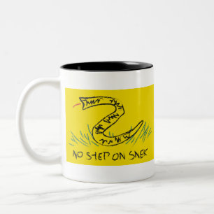 Kein Schritt auf der Flagge von Snek Gadsden Zweifarbige Tasse