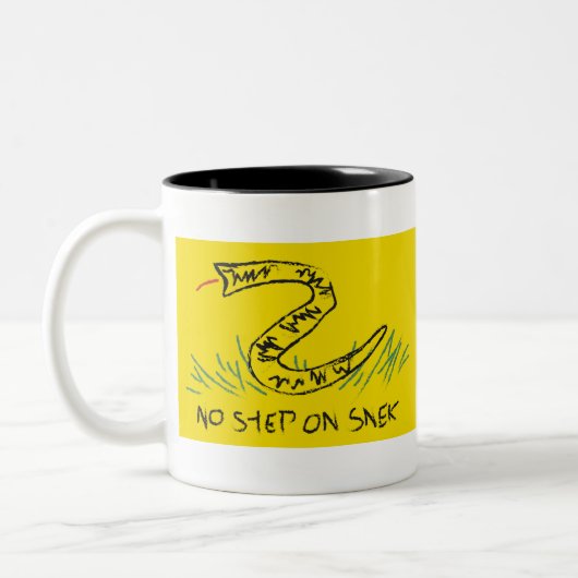 Kein Schritt auf der Flagge von Snek Gadsden Zweifarbige Tasse (Links)