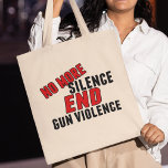 Kein Schweigen mehr zur Beendigung der politischen Tragetasche<br><div class="desc">Keine Silence End Gun Gewalt politische Reform Tasche in schwarz und rot. Unterstützen Sie die Kontrolle von Schusswaffen und Protest gegen Sturmgewehre. Automatisches Waffenverbot. Stärkere Kontrolle von Schusswaffen und strengere Vorschriften. Zeigen Sie Ihren Nachbarn,  dass Sie Taten fordern.</div>
