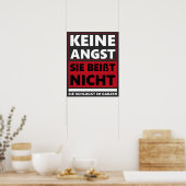Keine Angst, sie glaubt nicht. Hund/Hunde Poster (Küche)