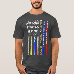Keine Flagge kämpft allein als Erste Polizei T-Shirt