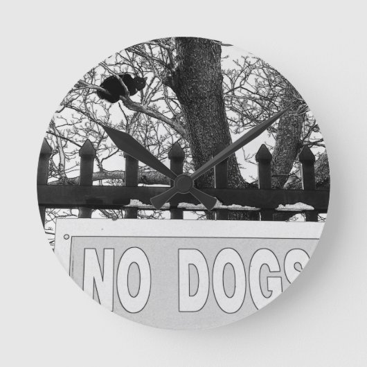 Keine Hunde Runde Wanduhr (Vorderseite)