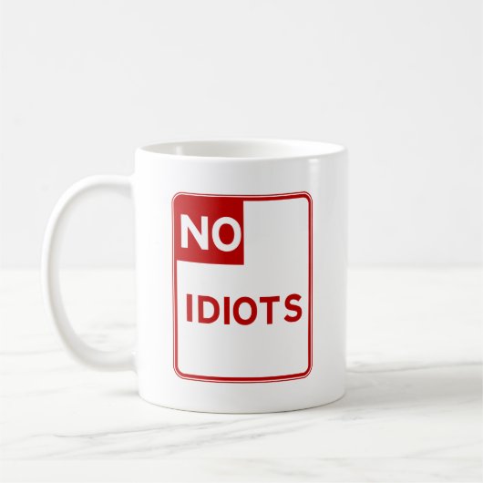 Keine Idioten ließen nahe mir Kaffeetasse (Links)