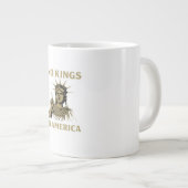 Keine Könige In Amerika Statue Am No Kings Day Pro Jumbo-Tasse (Vorderseite Rechts)