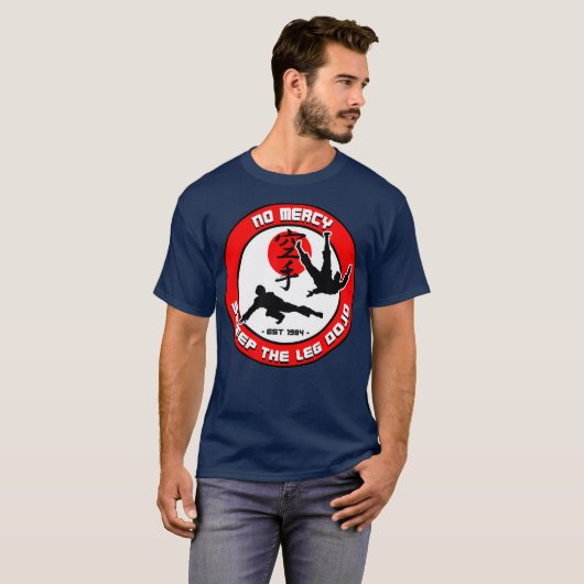 KEINE MERCY SCHWEEP DAS LEG DOJO Emblem Ver2 T-Shirt (Vorne ganz)