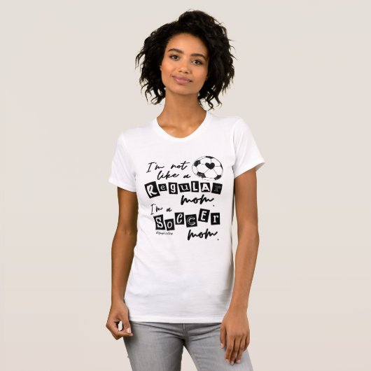 Keine regelmäßige Mama Ich bin eine Fußball-Mama N T-Shirt (Vorne ganz)