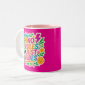 Keine Regeln nur für Vibes - Neon Gradient Kawaii- Zweifarbige Tasse (Vorderseite Links)
