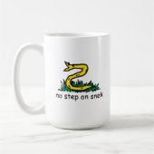 Keine Schritte auf snek memes Gadsden parody SnekR Kaffeetasse (Links)
