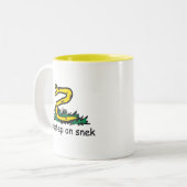 Keine Schritte auf snek memes Gadsden parody SnekR Zweifarbige Tasse (Vorderseite Links)