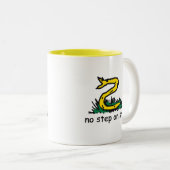 Keine Schritte auf snek memes Gadsden parody SnekR Zweifarbige Tasse (VorderseiteRechts)