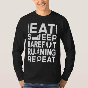 Keine Schuhe, die Barefoot rutschen und ein lustig T-Shirt
