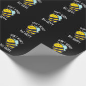 Keine Sorge Bee Happy Funny Bee Pun Dark BG Geschenkpapier (Ecke)