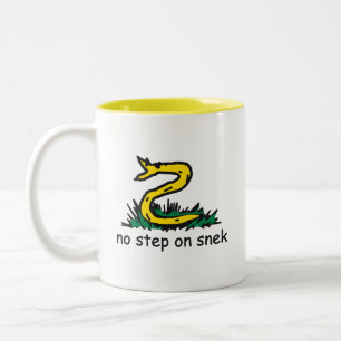 Keine Stufe auf Snek-Meme Gadsden-Parodie SnekRigh Zweifarbige Tasse