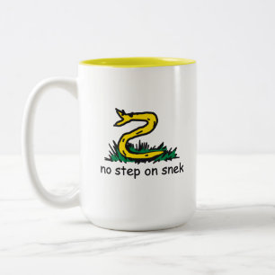 Keine Stufe auf Snek-Memes Gadsden-Parodie SnekRig Zweifarbige Tasse