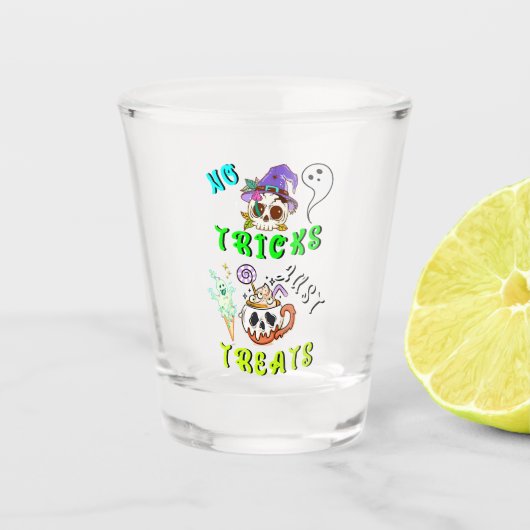 Keine Tricks, nur Leckereien Niedlich Schnapsglas (Vorderseite)