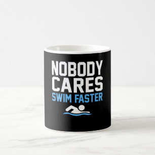 Keiner kümmert sich darum, schneller schwimmen zu kaffeetasse