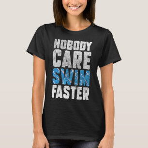 Keiner kümmert sich darum, schneller schwimmen zu  T-Shirt