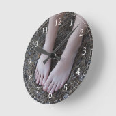 Kellie Barefoot in Nature Clock Runde Wanduhr (Winkel)