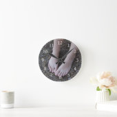 Kellie Barefoot in Nature Clock Runde Wanduhr (Zuhause)
