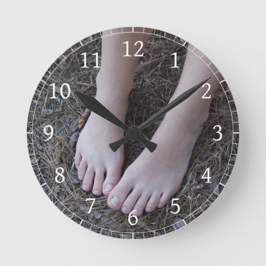 Kellie Barefoot in Nature Clock Runde Wanduhr (Vorderseite)