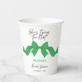 Kelly Green Bow - Sie heiratet Brautparty Pappbecher (Vorderseite)
