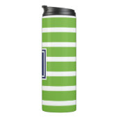Kelly Green Stripe Navy Moderne Monogram Coastal Thermosbecher (Nach rechts gedreht)