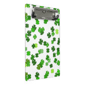 Kelly-grün „Shamrocks Falling“ Mini Klemmbrett (Schrägansicht)