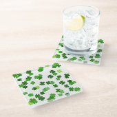 Kelly-grüne „Shamrocks Falling“ Glasuntersetzer (Schrägansicht)