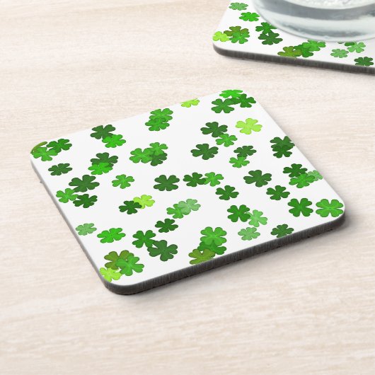 Kellygrün „Shamrocks Falling“ Getränkeuntersetzer (Linke Seite)