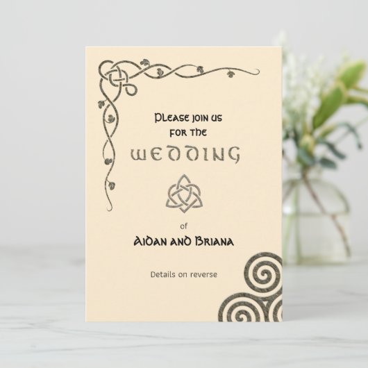 Keltische Symbole und Blätter auf cremefarbenen, m Einladung (Stehend Vorderseite)