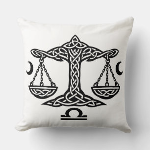 Keltische Waage des Libra von BurnsInHell Kissen