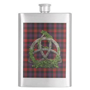 Keltischer Dreiheits-Knoten und Clan-BrownTartan Flachmann