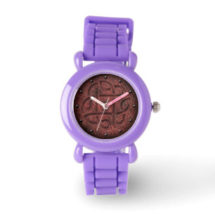 Keltischer Knoten geprägt auf lederner digitaler Armbanduhr