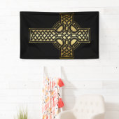 Keltisches Knoten-Kreuz im Gold und im Schwarzen Banner (Insitu)