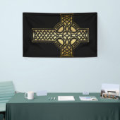 Keltisches Knoten-Kreuz im Gold und im Schwarzen Banner (Messeveranstaltung)