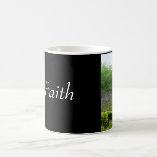 Keltisches Kreuz im Kirchhof, Glaube Kaffeetasse (Mittel)